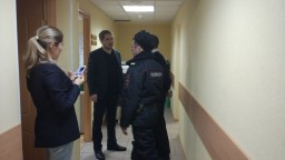 Заседание не состоялось, большинство депутатов не смогли попасть на заседание Заседание не состоялось, большинство депутатов не смогли попасть на заседание