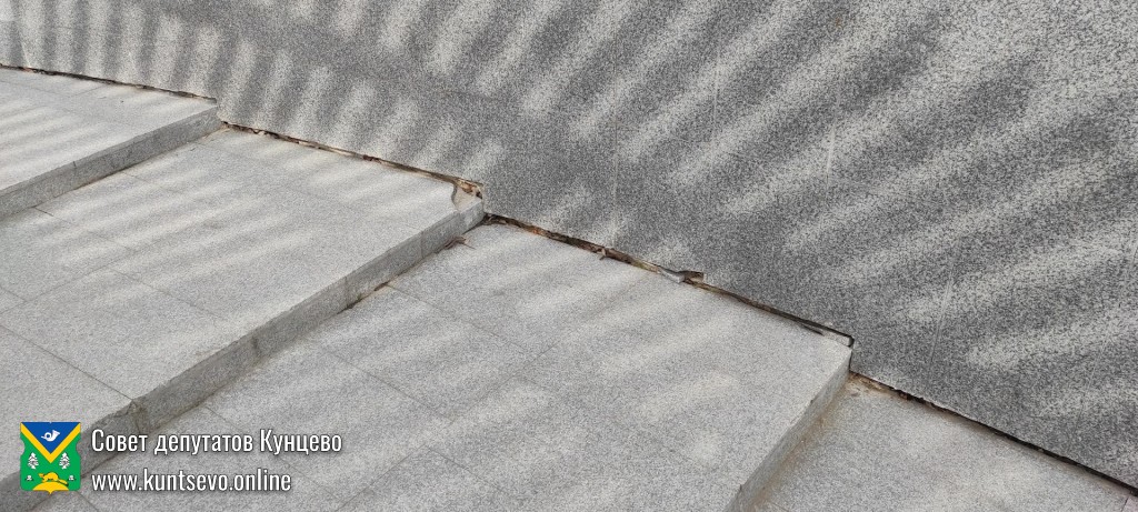 Благоустройство территории у храма «Неувядаемый Цвет» в Рублево не пережило первую же зиму. 2 Благоустройство территории у храма «Неувядаемый Цвет» в Рублево не пережило первую же зиму. 2