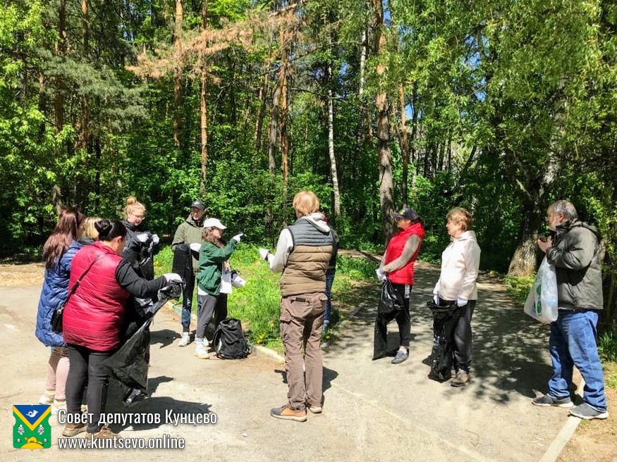 Сегодня прошел воскресник по уборке лесного массива в 7 квартале. 8