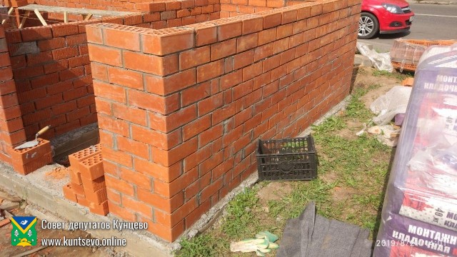 ​В районе дома 14 по ул. Ярцевская началась установка новых кирпичных контейнерных площадок. 1