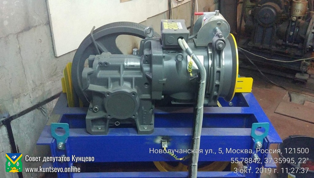 Комиссия по приемке грузовых лифтов в доме по Новолучанской, 5. Если кратко - опять застряли! 2